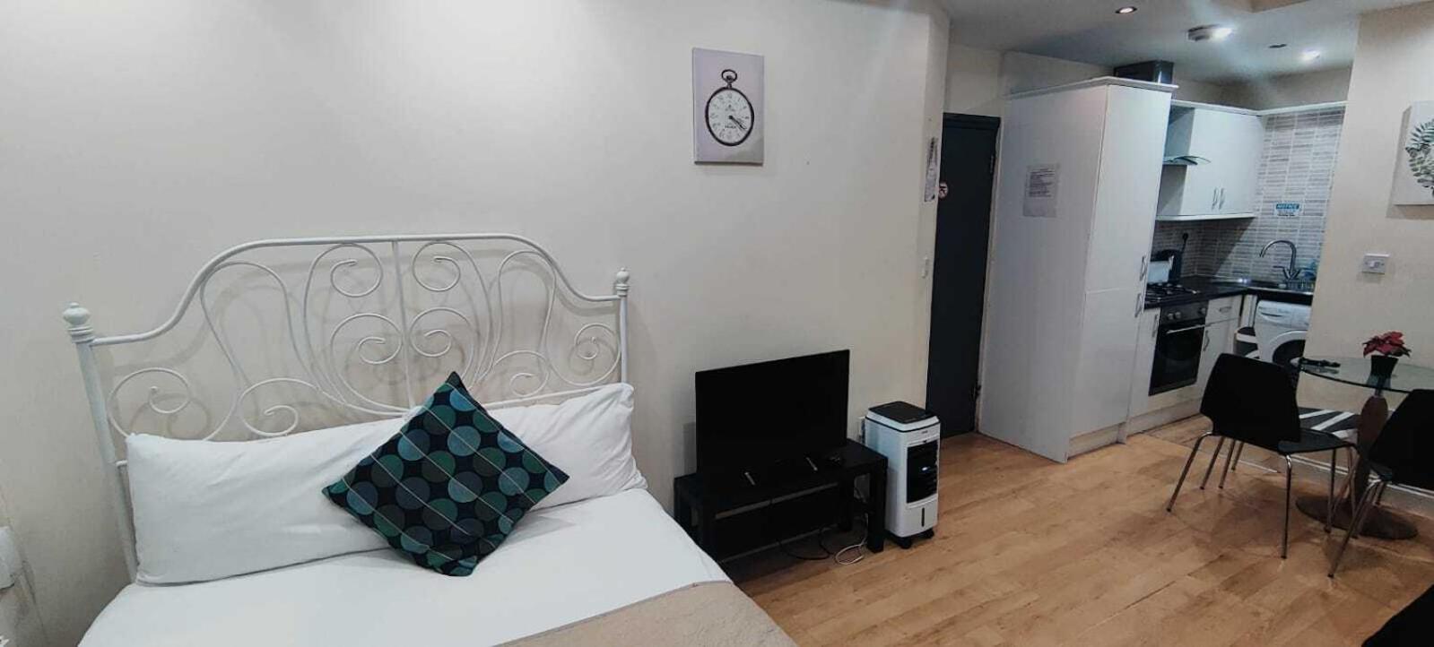 Kings City Centre Apartments Лондон Екстериор снимка