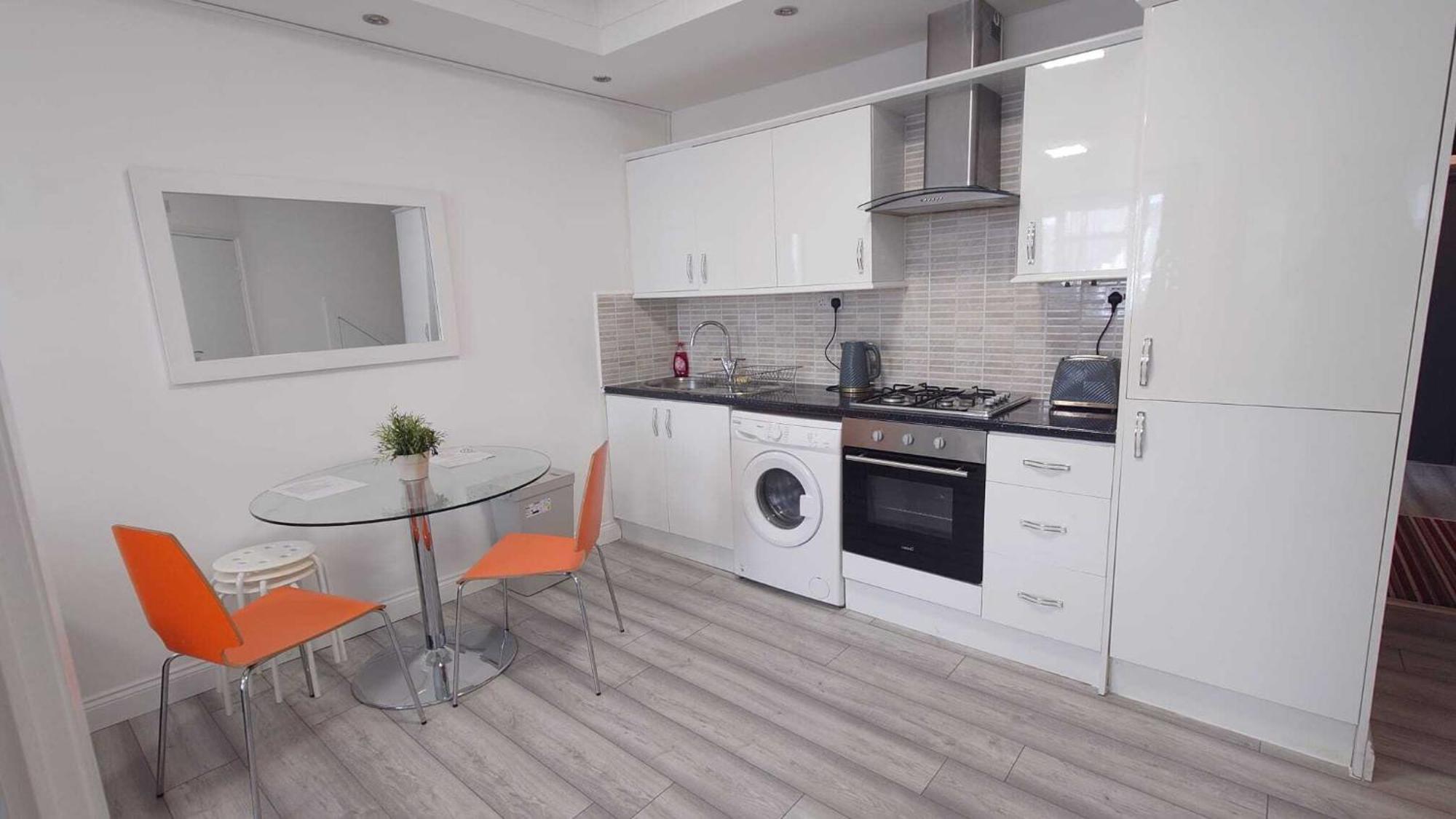 Kings City Centre Apartments Лондон Екстериор снимка