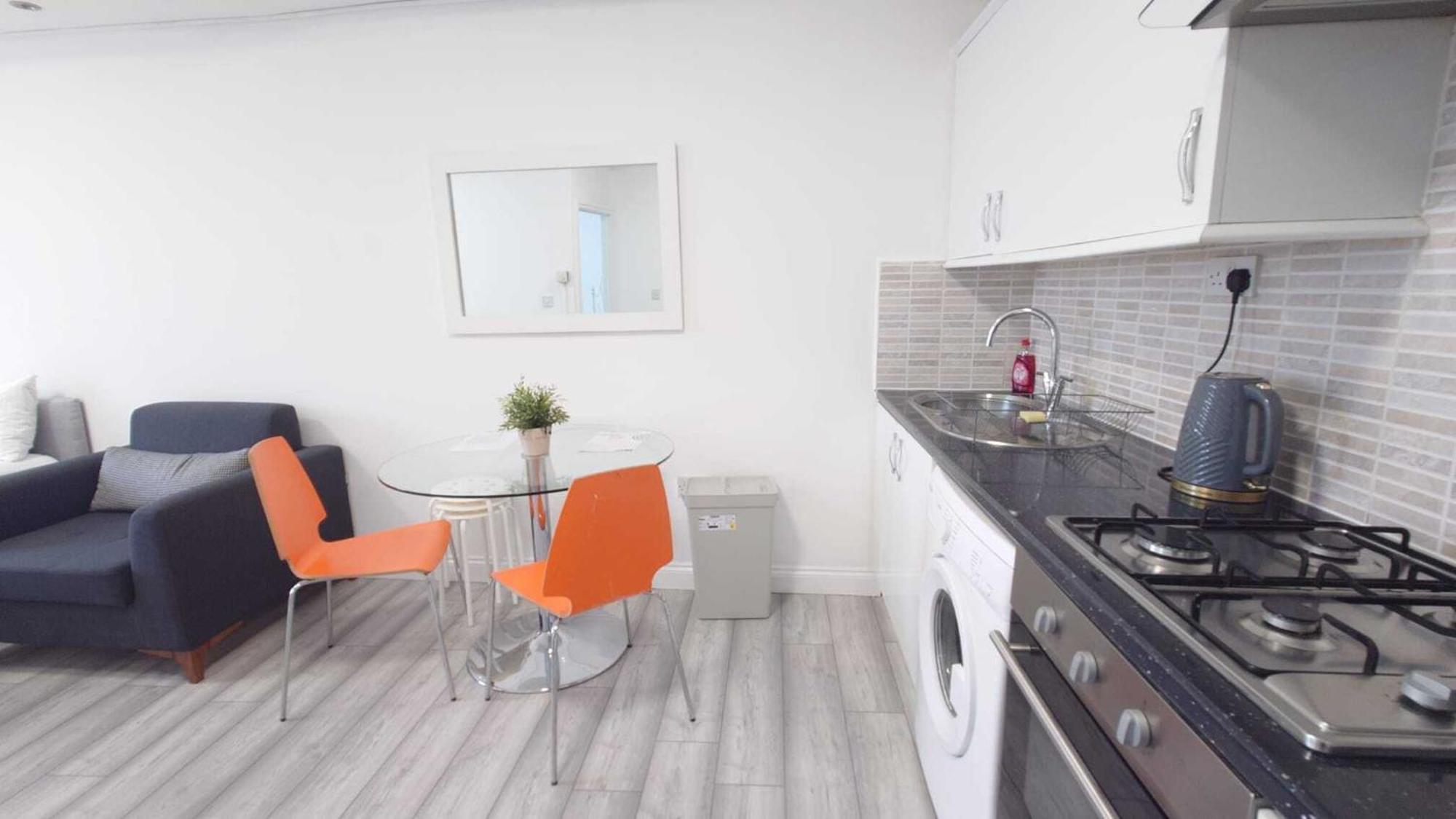 Kings City Centre Apartments Лондон Екстериор снимка